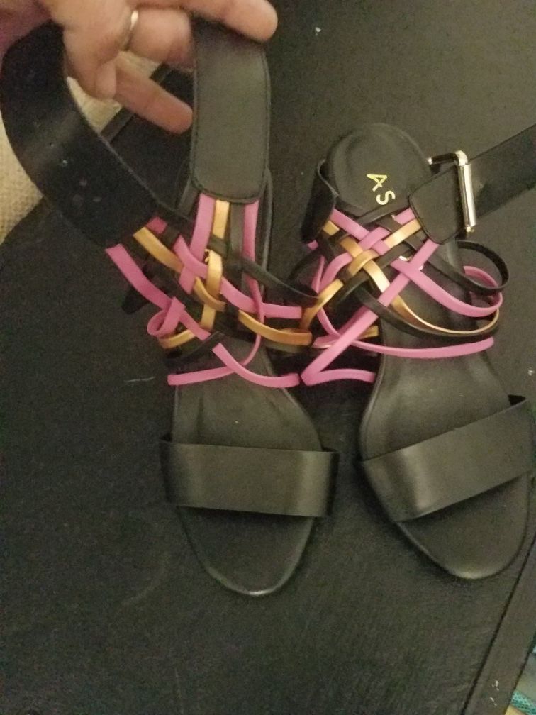 Ashro size 7M Women's heel's. Multi color open toe strappy Matching Purse Available