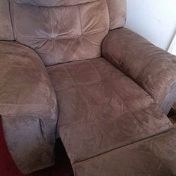 Very Good Recliner Nothing Is Wrong With It Very Clean