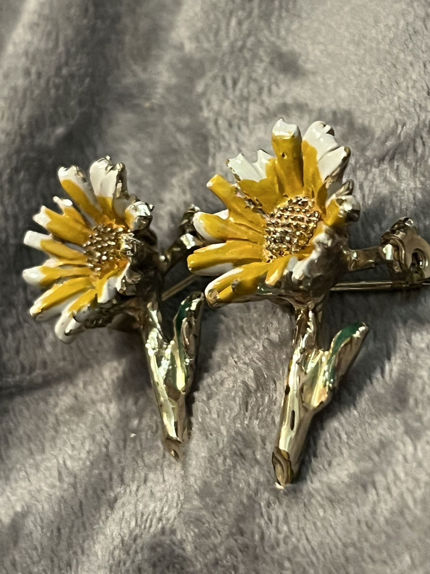 Vintage Pair Of Beautiful Yellow Enameled Daisies Pins . Petite ,