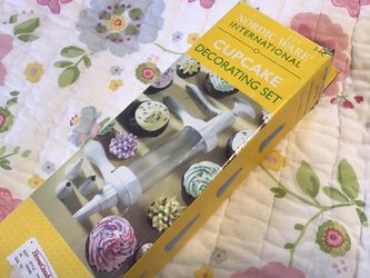 Cake decorator - new