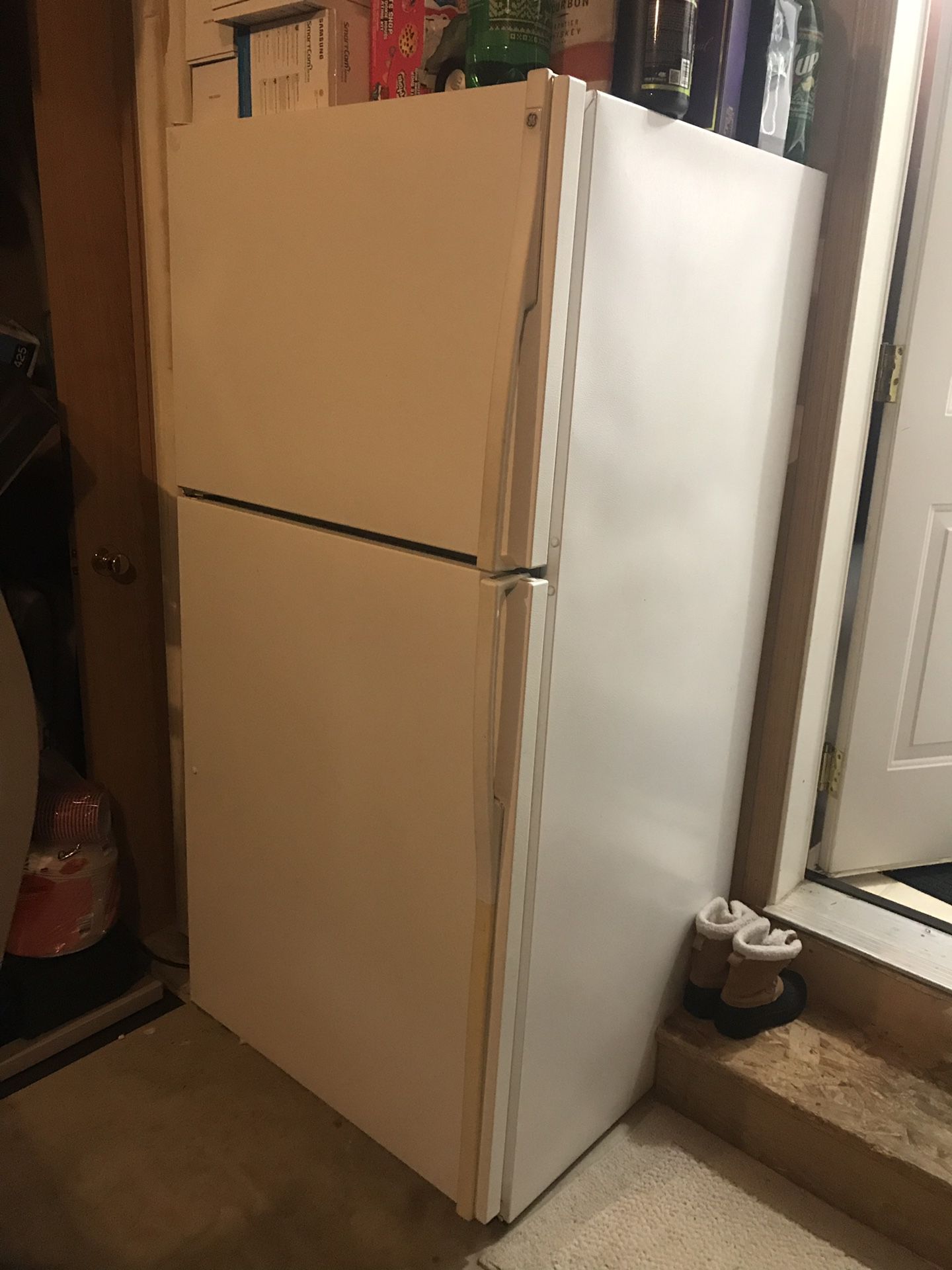 20.6 Cubic Feet GE Refrigerator Freezer with IceMaker - Works great