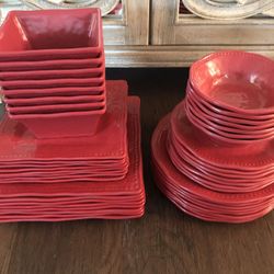 Il Mulino Indoor Outdoor Dishes Plates Bowls Red Christmas