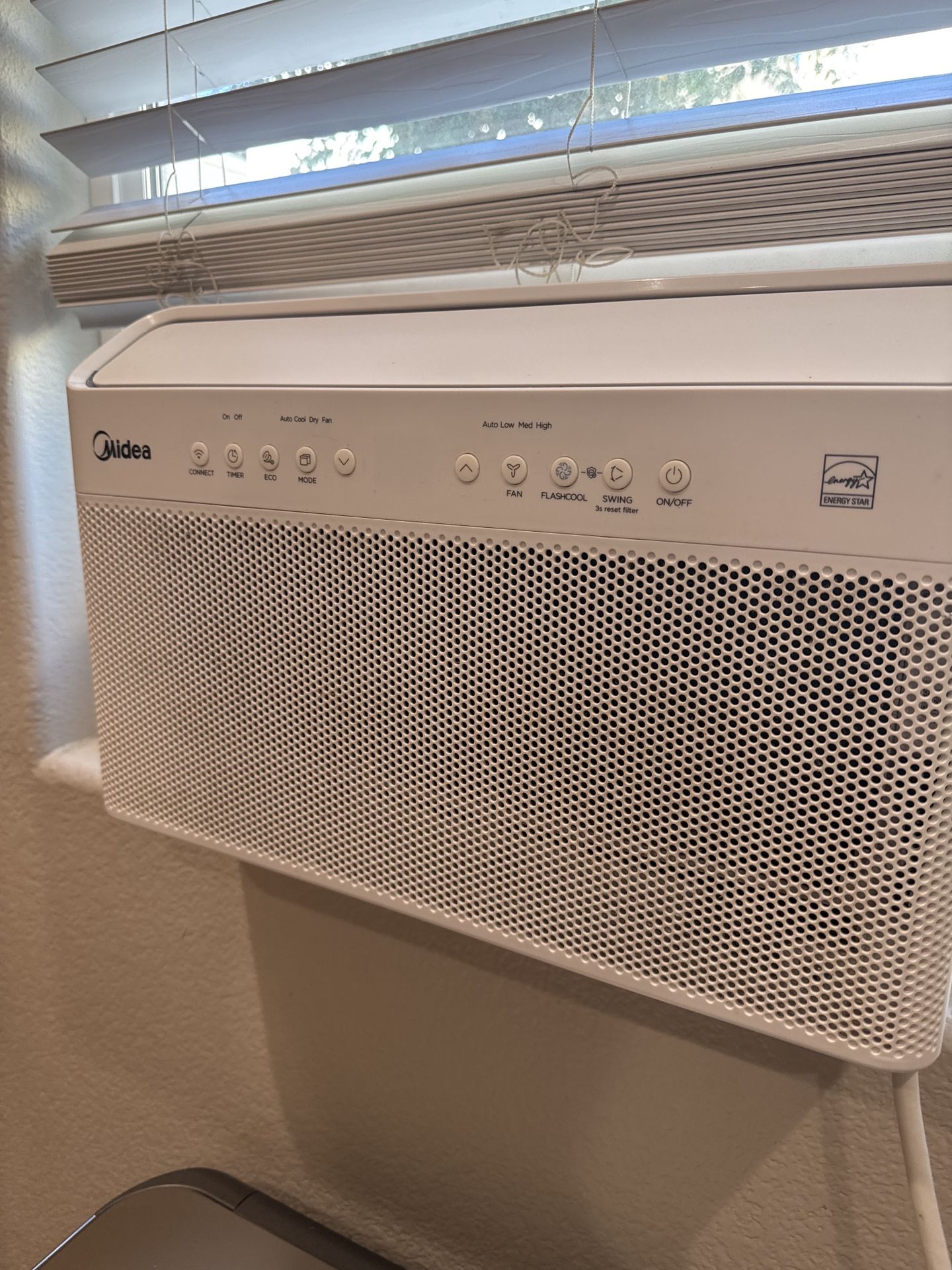 Midea 12,000 BTU Smart Window Air Conditioner – Alexa / Google Compatible