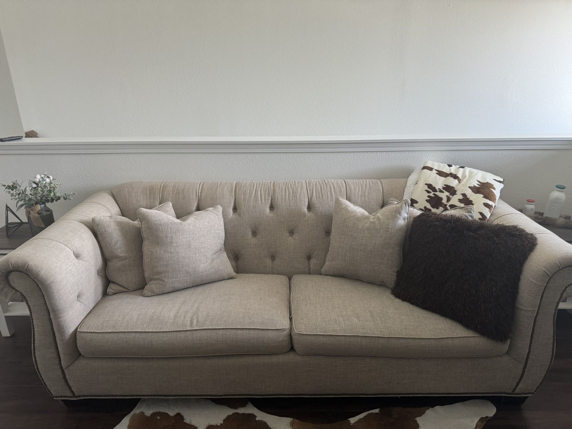 Tuffed Couch And Chair