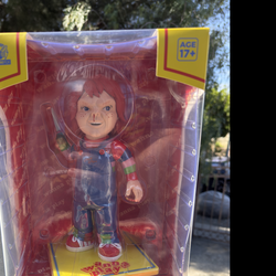 Chucky Deluxe Vinyl Figure