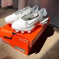 Softball Molded Cleats - Nike 9.5
