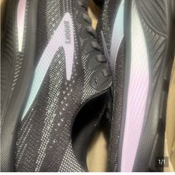 Brand New in Box Women Brooks 7.5