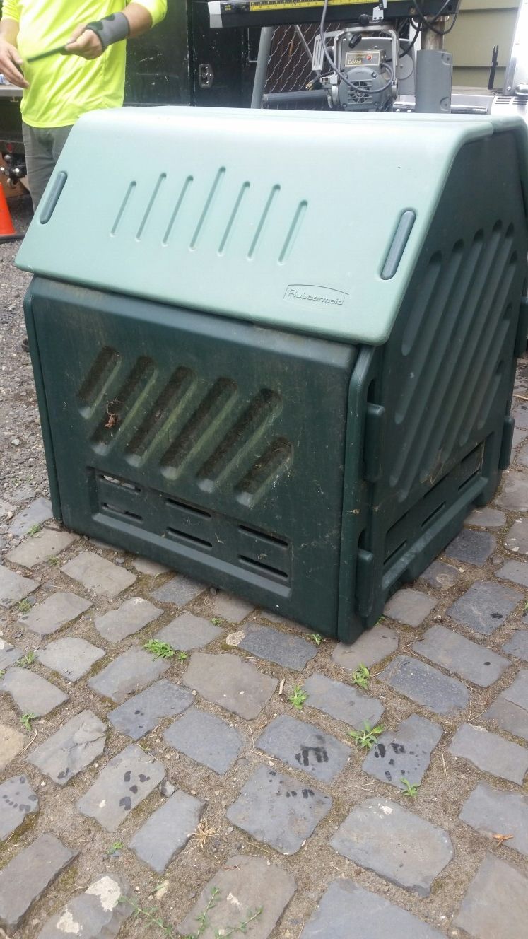 Rubbermaid composting bin for Sale in Portland, OR OfferUp