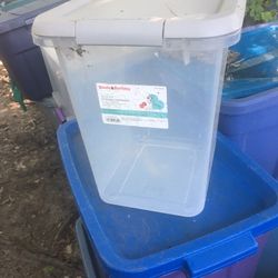 Pet food storage container with lock lid only $10