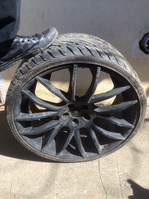 Giovanna. Kilis black. 22 inch rims.