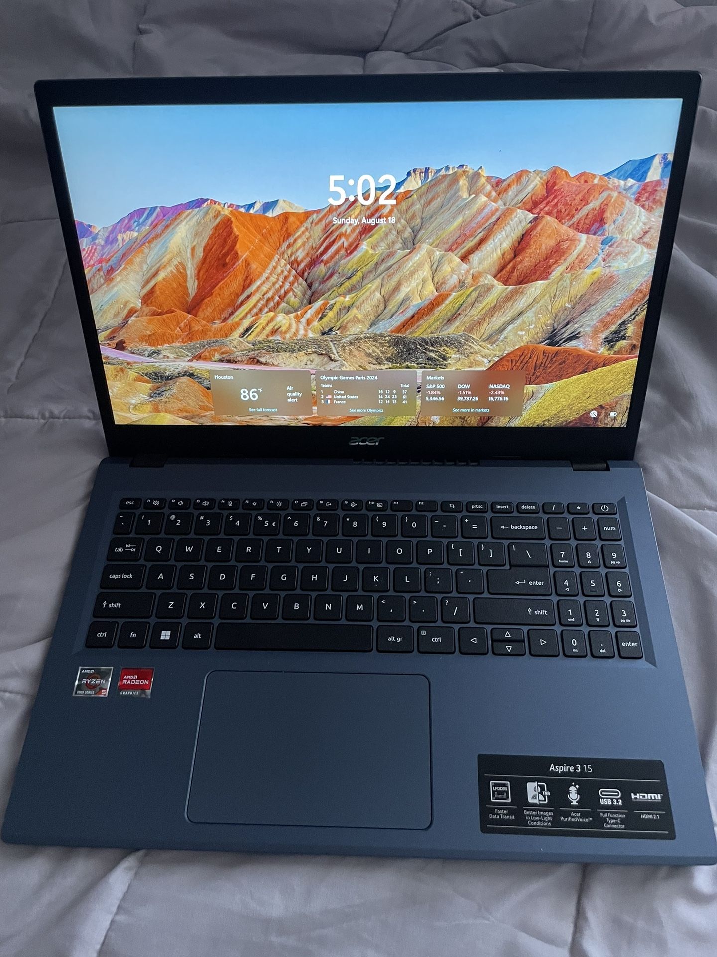 Acer - Aspire 3 Thin & Light Laptop - 15.6" Full HD IPS Touch Display - AMD Ryzen 5 7520U - 8GB LPDD