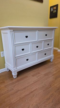 Clean and Nice White 7 Drawer Dresser.