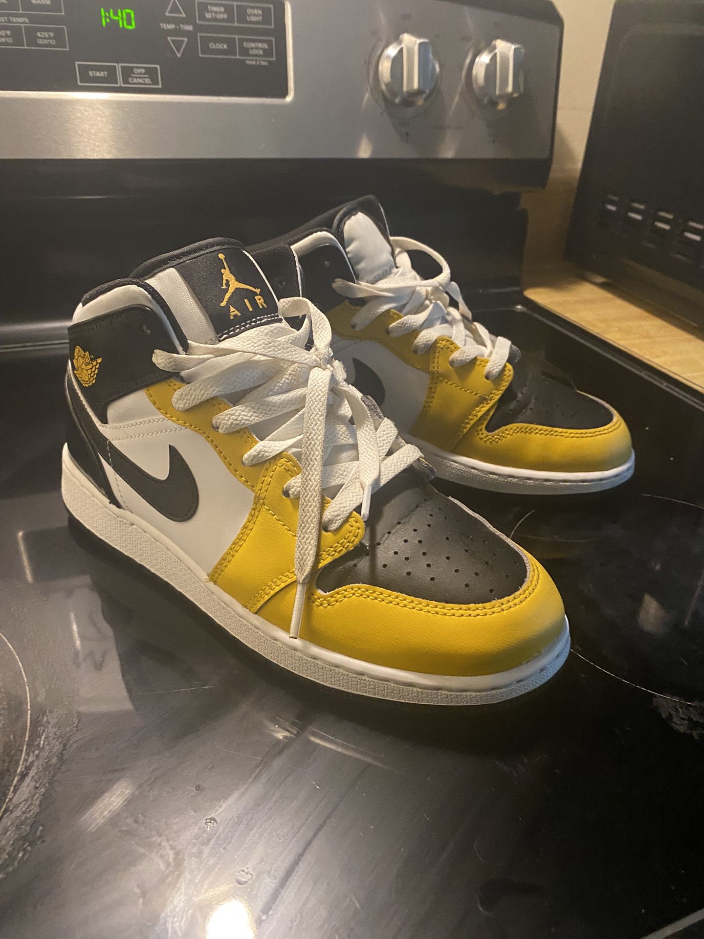  Air Jordan 1 Mid 'Yellow Ochre' 