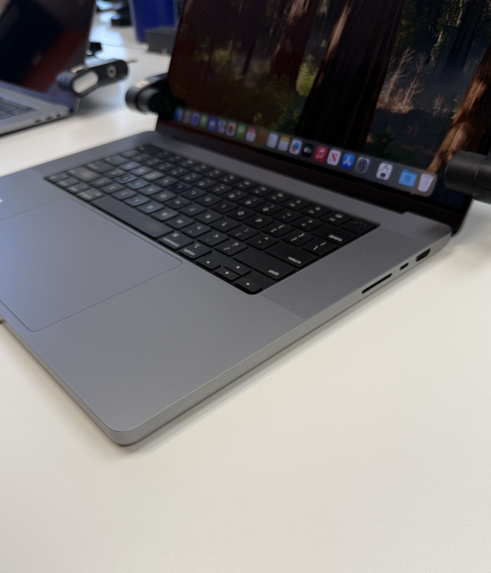 16 inch MacBook Pro M1 Pro 10 Core*32GB RAM*512GB SSD