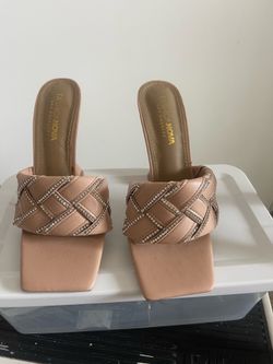 New Lady’s size 8 heels
