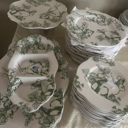 Bonny Toile. Almos New.  28 Pieces 