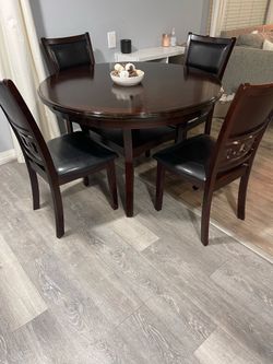 Beautiful Round Wooden Table + 4 Chairs — Excellent Condition