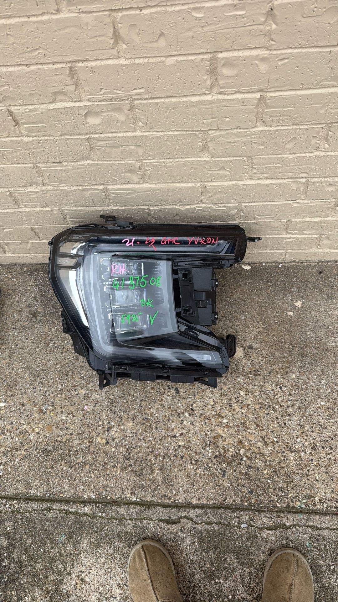 2023 GMC Yukon Right Side Headlight