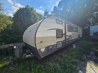 Rv trailer "2017" still functional, but used, NO TITLE REASON WHY PRICE REFLECTS. BILL OF SALE ONLY. READ DESCRIPTION FIRST, LEA PRIMERO.