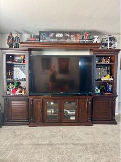 🚚 MOVING SALE! – Must Go This Week! Entertainment Center + Sharp TV – $600 OBO