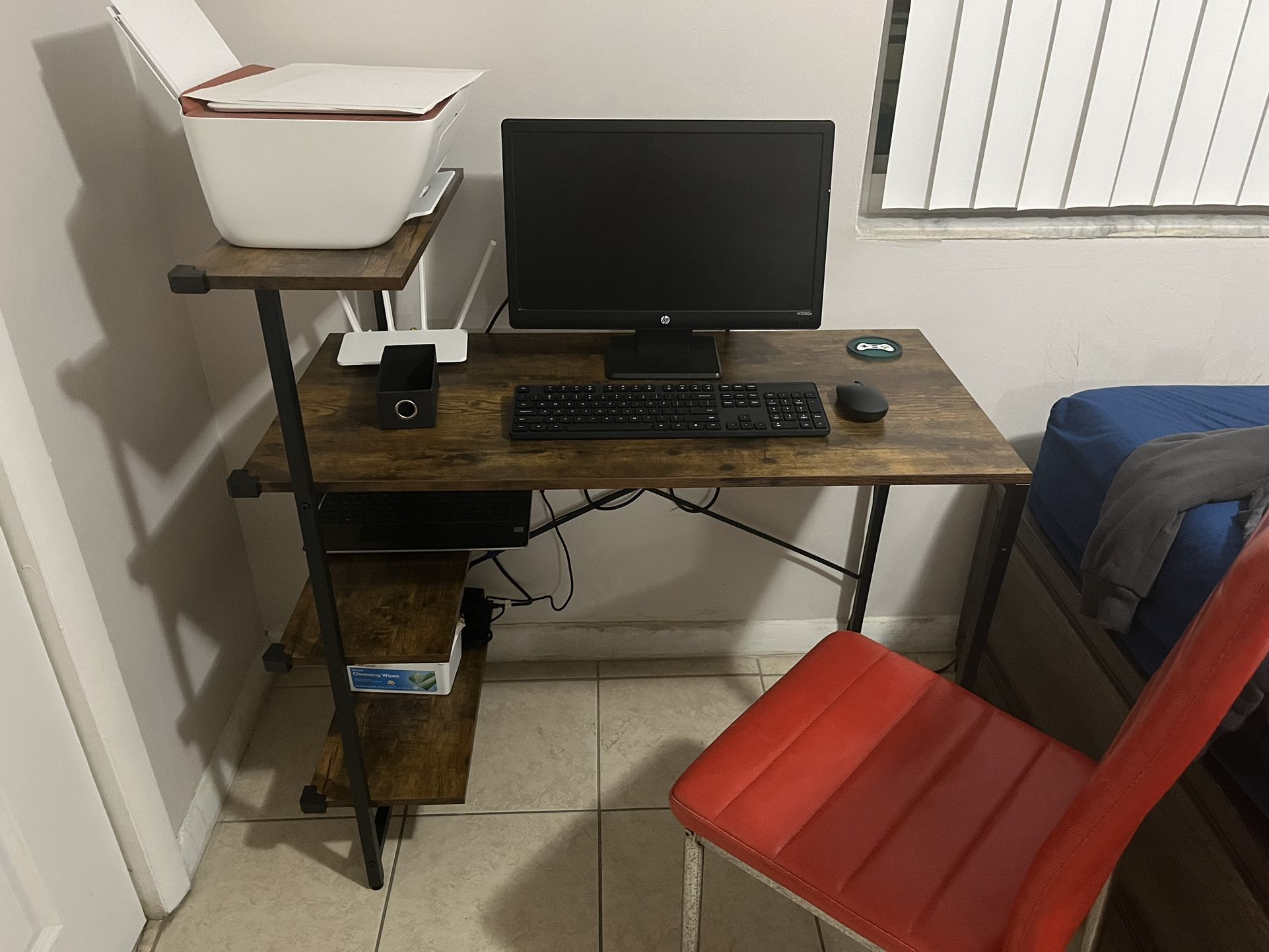 Small Computer Desk/ Mesa De Oficina Pequeña