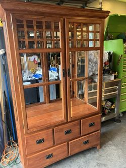 Free Hutch Missing  **The Glass On The Doors**