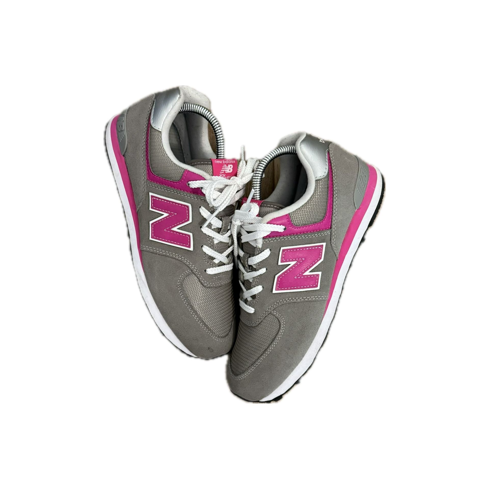 New Balance 574 Classic Sneakers in Grey/Pink