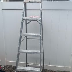 ALUMINUM  6 FOOT LADDER