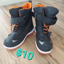 Boys Size 4 Winter Snow Boots