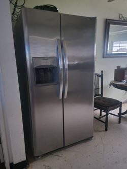 Stainless steel Frigidaire side by side refrigerator 5 yrs old new condition