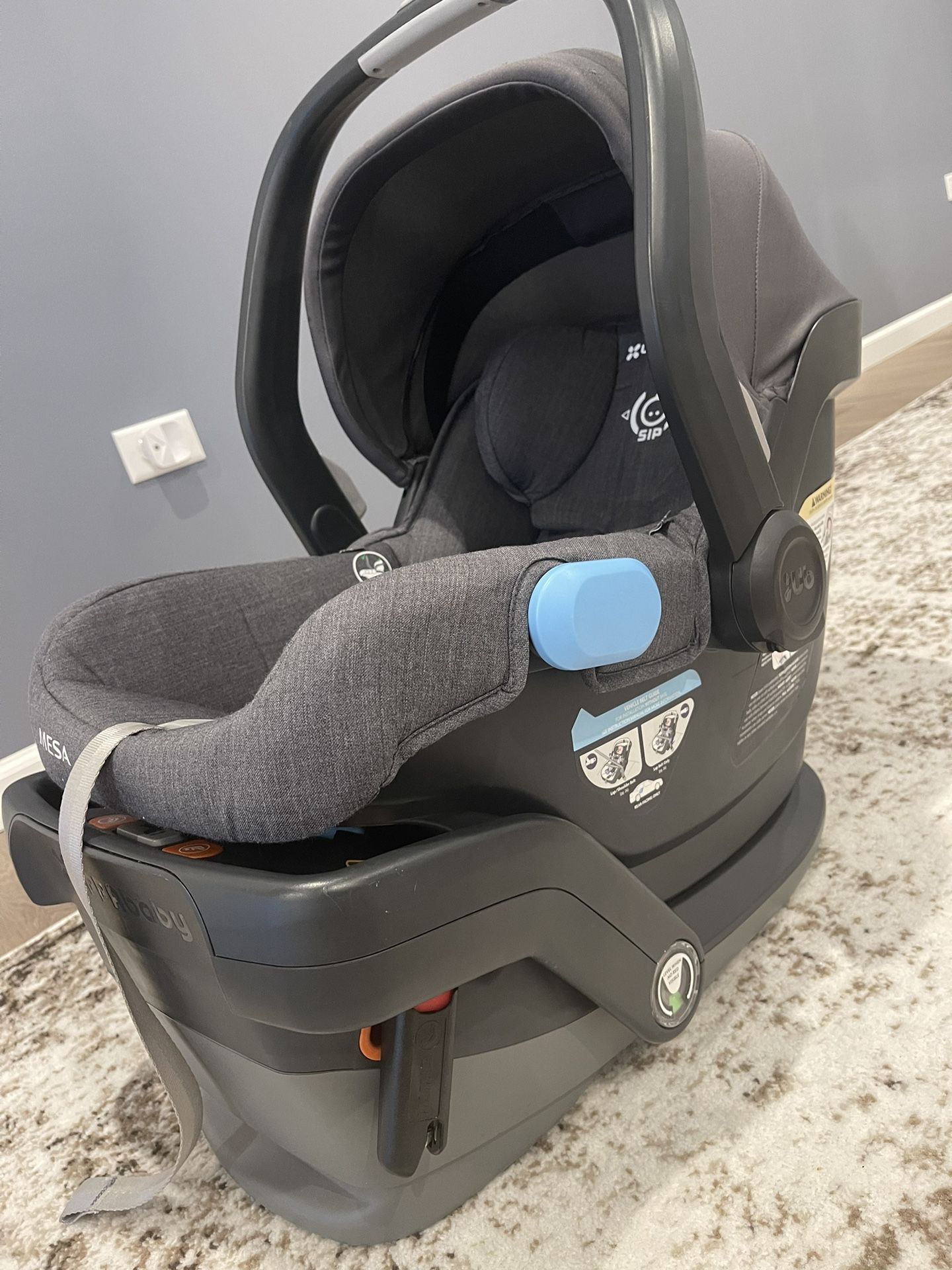 Uppababy Mesa Infant Car Seat in color Grayson WITH BASE