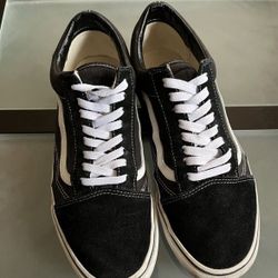 VANS OLD SKOOL BLACK/WHITE LOW CANVAS UNISEX SHOES (US Men 9.5/Women 11) (Pick up🛒 In Bellevue) *Check out my other Posts 🎁