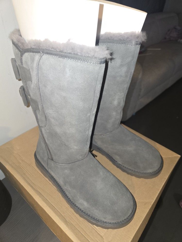 Ugg's Allegra Bow ll Size 8 Woman's $150