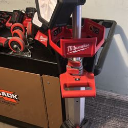 MILWAUKEE DUAL POWER TOWER LIGHT AND KNAACK ARMOUR CART