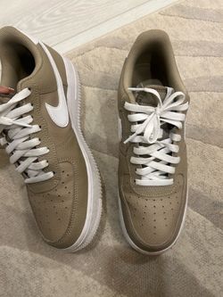 Nike Air Force 1 ’07 low-top sneakers.