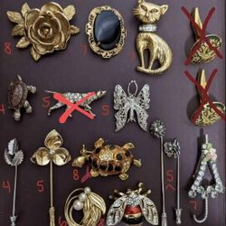 Assorted Vintage Brooches 
