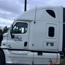 2011 Freightliner Cadcadia 