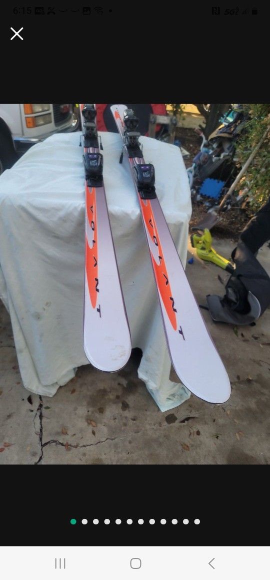 Volant Gravity GXS Snow Skis..with Scott Poles.. Best Guess 155 Cm..61 Imches..high Sierra Case