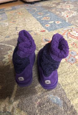 Size 5 Bearpaw boots and hats