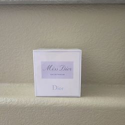 Dior Miss Dior  Spray Fragrance for women feel free to message me will negotiate!!!!