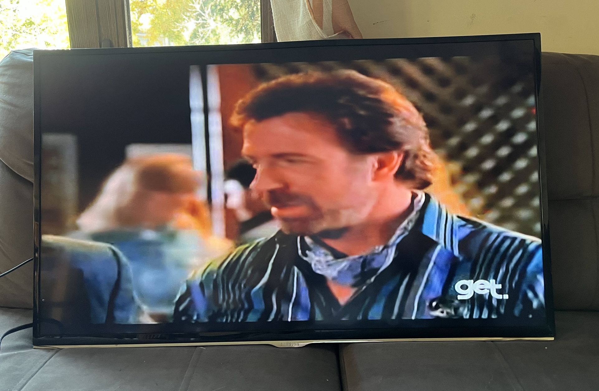 Samsung 32" Smart TV Model #UN32H5500AFXZA