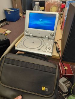 Zenith ZPA-314 Portable DVD Player with TFT-LCD Screen Silver/Grey 2005 Model