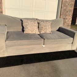 Couch ( FREE DELIVERY 🚚) 