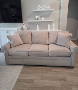 1-  La-Z-Boy Upholstered Sofa Couch. Used, in great condition! Good Quality!

87"L 

$295

1- La-Z- Boy Couch