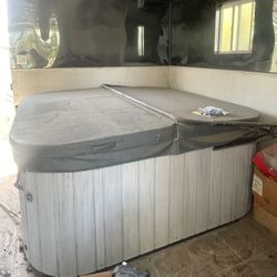 Everyday Hot Tubs Jacuzzi 8X8ft. 