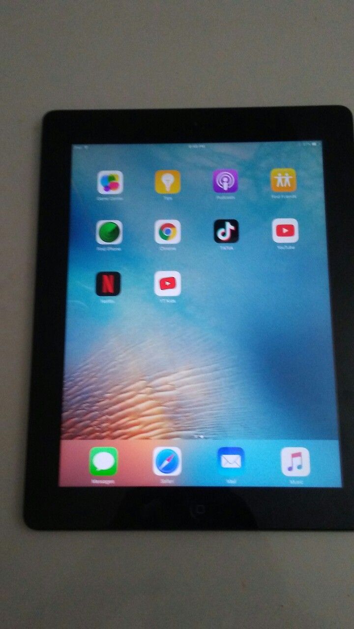 Apple Ipad 2 9" Apple Tablet. No ICloud Working Great