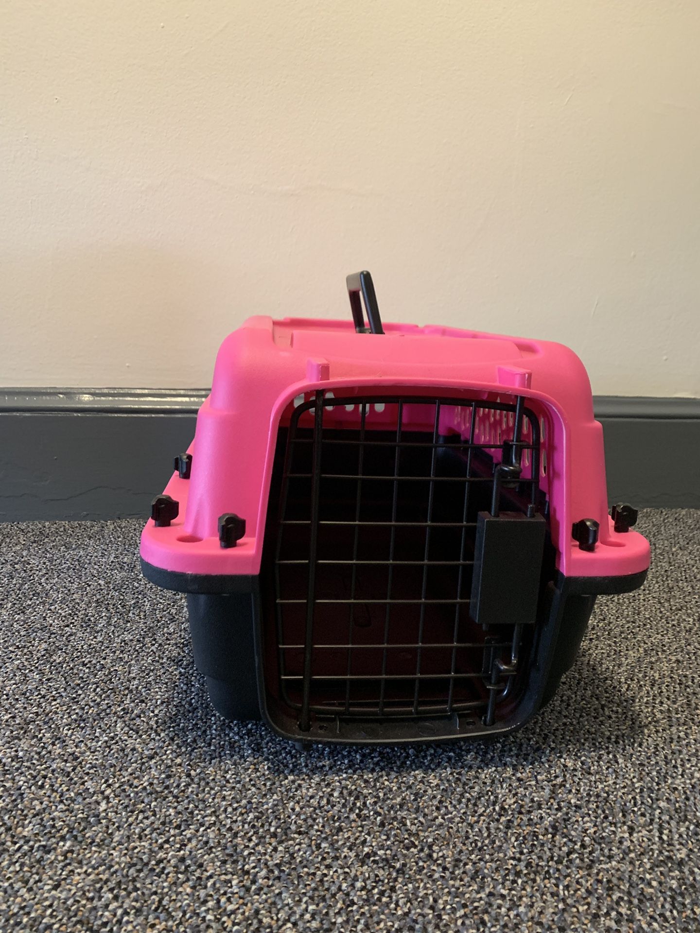 Pet kennel/carrier, 19”