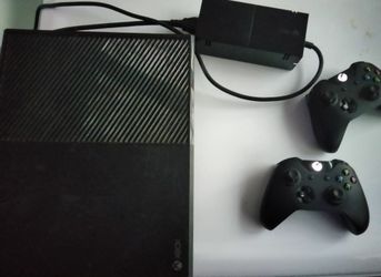 Xbox One + 2 Controllers