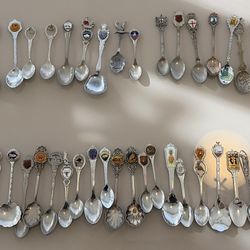 60 VINTAGE COLLECTIBLE SOUVENIR SPOONS!! US STATES, CITIES, & FOREIGN COUNTRIES!! LOT OF 60!! WOW!