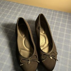 Comfortable black ballet flats with bow detail. Size 7.5